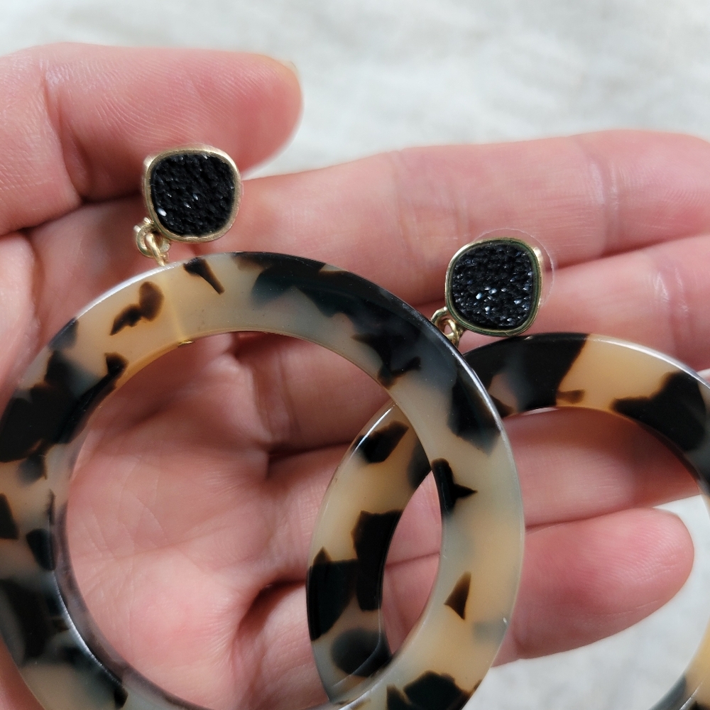 Sugarfix by BaubleBar | NWOT Elegant Blonde Tortoiseshell Hoop Earrings - Picture 4 of 6